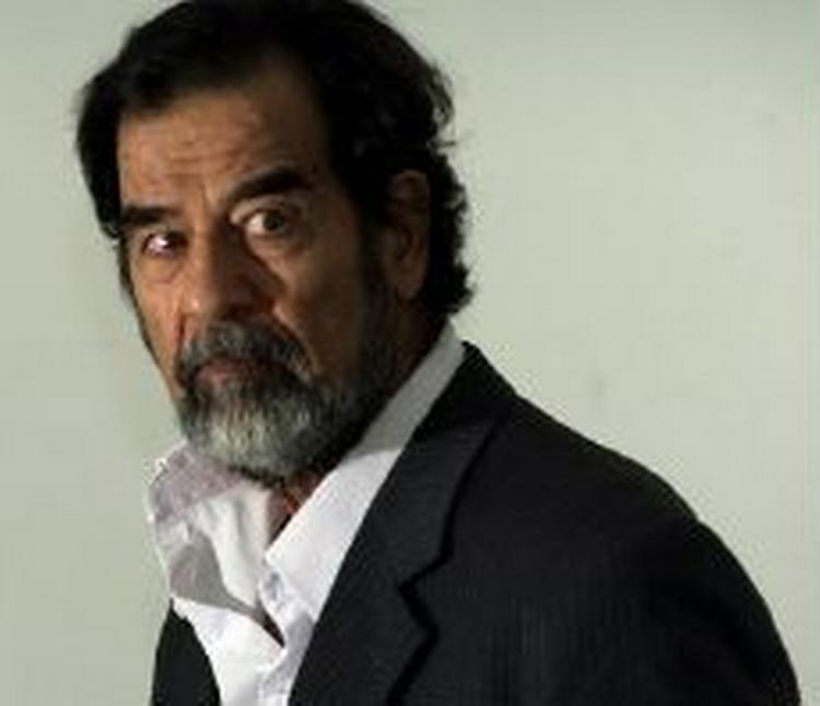 Foto af eksdiktator Saddam Hussein under et forhør ved Det særlige irakiske krigsforbrydertribunal i august i år. - Foto: AP 