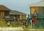 Beboere forsøgte i går at forberede deres huse på den orkan, der rammer kysten ud for New Orleans om få timer. - Foto: AP 