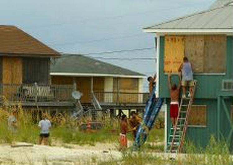 Beboere forsøgte i går at forberede deres huse på den orkan, der rammer kysten ud for New Orleans om få timer. - Foto: AP 