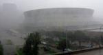 Katrina er begyndt at flå taget af det sore stadion, Superdome, i New Orleans, hvor op mod 9.000 mennesker opholder sig - Foto: AP 