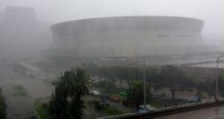 Katrina er begyndt at flå taget af det sore stadion, Superdome, i New Orleans, hvor op mod 9.000 mennesker opholder sig - Foto: AP 