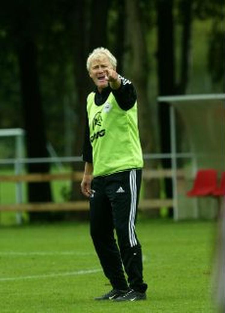 Morten Olsen leder efter den bedste løsning for det danske forsvar. - Foto: lars Poulsen 
