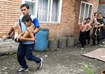 Tjetjenske gidseltagere indtog 1. september en skole i Beslan i Nordossetien. To dage senere stormede russiske soldater skoen. Mindst 330 omkom under stormløbet. - Foto: AP 