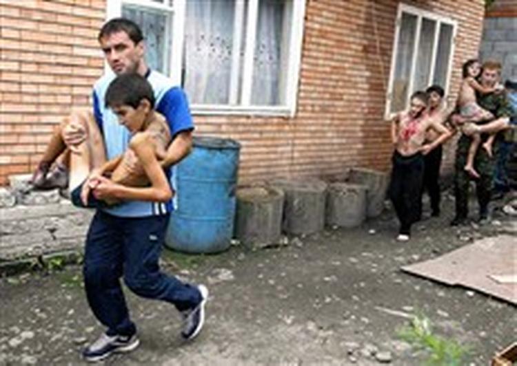 Tjetjenske gidseltagere indtog 1. september en skole i Beslan i Nordossetien. To dage senere stormede russiske soldater skoen. Mindst 330 omkom under stormløbet. - Foto: AP 