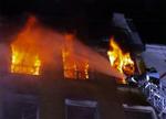 Det parisiske brandvæsen har udsendt dette foto fra nattens brand i det 3. arrondissement i den franske hovedstad. - Foto: APA! 