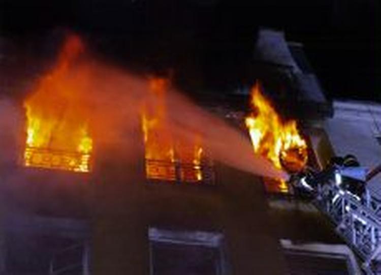 Det parisiske brandvæsen har udsendt dette foto fra nattens brand i det 3. arrondissement i den franske hovedstad. - Foto: APA! 
