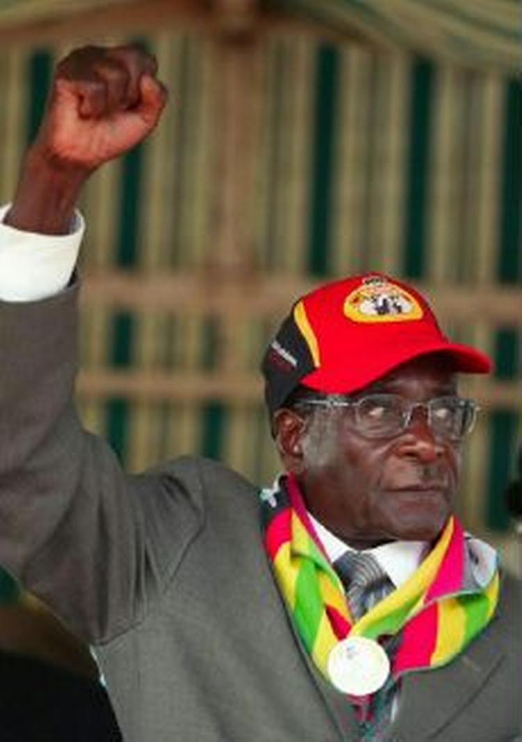 Zimbabwes præsident Robert Mugabe og hans regering får mere magt i landet efter en forfatningsændring. - Foto: AP 