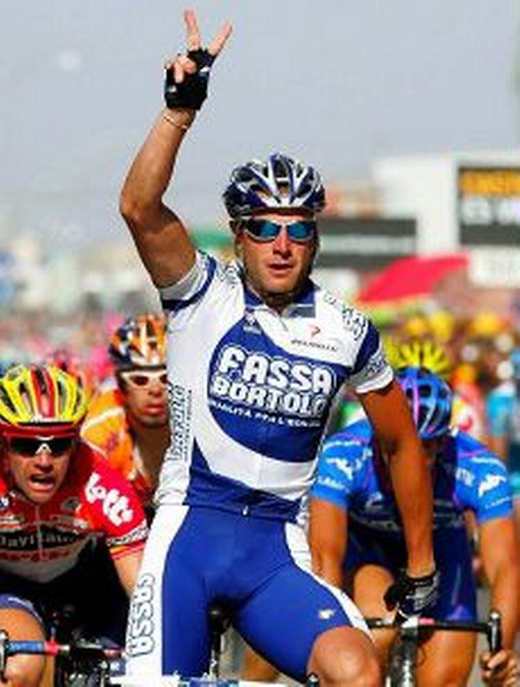Petacchi er vant til at komme først over målstregen. I går vandt han en etape i Vuelta a Espana. I dag gentog han bedriften. - Foto: AP 