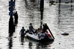 Mange borgere i New Orleans vågnede på hustage og måtte flytte sig i småbåde i dag. - Foto: AP 