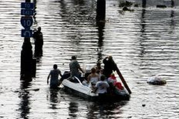 Mange borgere i New Orleans vågnede på hustage og måtte flytte sig i småbåde i dag. - Foto: AP 