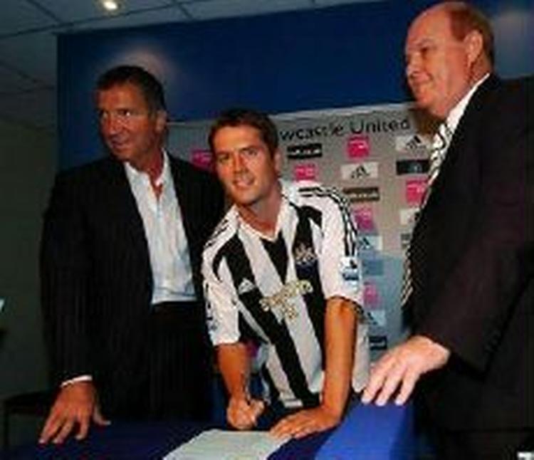 Owen i sin nye trøje og omgivet af manager Souness og klubformand Sheppard. - Foto: AP. 