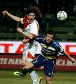Sergio Ramos (øverst) under en UEFA Cup-kamp for FC Sevilla i foråret. - Arkivfoto: AP. 