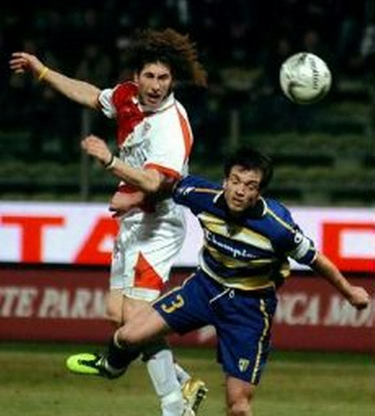 Sergio Ramos (øverst) under en UEFA Cup-kamp for FC Sevilla i foråret. - Arkivfoto: AP. 