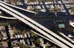 Et udsnit af New Orleans set fra præsident Bush' fly, da han er på vej til det katastroferamte område. - Foto: AP 