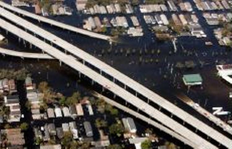 Et udsnit af New Orleans set fra præsident Bush' fly, da han er på vej til det katastroferamte område. - Foto: AP 