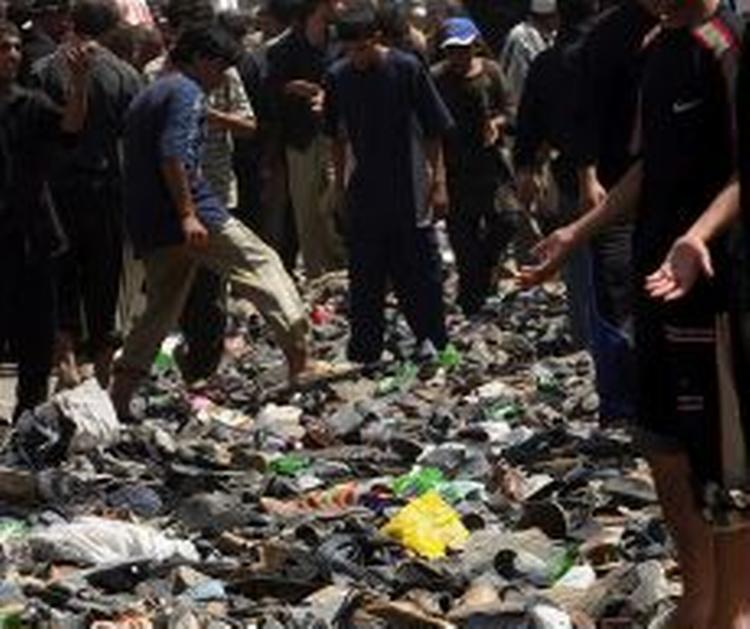 Tusinder samles i dag for at sørge over de 1.000 shiamuslimer, som i går mistede livet under en religiøs festival. På billedet ses sko og ejendele på ulykkesstedet - Foto: AP 