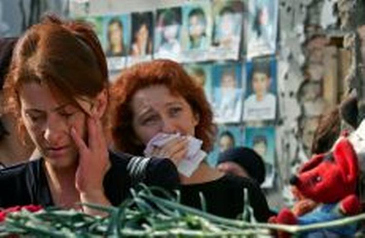 Sørgende i Beslan. - Foto: AP 
