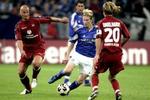 Christian Poulsen i aktion mellem to Kaiserslautern-spillere. - Foto: Thomas Wilmann 