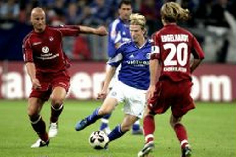Christian Poulsen i aktion mellem to Kaiserslautern-spillere. - Foto: Thomas Wilmann 