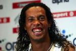 25-årige Ronaldinho kan grine hele vejen til banken. - Arkivfoto: AP. 