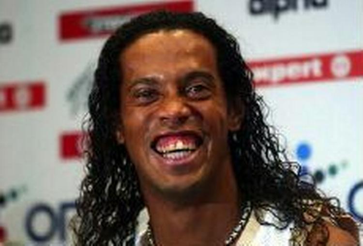 25-årige Ronaldinho kan grine hele vejen til banken. - Arkivfoto: AP. 