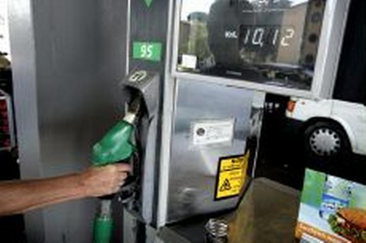 Bilister vågner i morgen til endnu et prischok. Prisen for en liter benzin sniger sig over 11 kroner. - Foto: Thomas Wilmann 