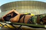 Et medlem af Louisianas nationalgarde tager sig et hvil ved Superdome i New Orleans, hvor tusinder af nødstedte venter på at blive evakueret. - Foto: AP 