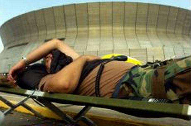 Et medlem af Louisianas nationalgarde tager sig et hvil ved Superdome i New Orleans, hvor tusinder af nødstedte venter på at blive evakueret. - Foto: AP 