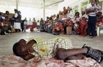 Danmarks gældslettelse til Nigeria tages fra andre fattige lande som for eksempel Mozambique, hvorfra en dreng på billedet venter på en malaria-test. - Foto: AP 