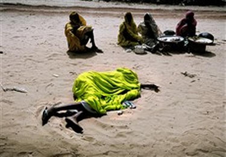 Jan Grarup har vundet endnu en fornem pris med sine billeder fra Flygtningelejren Kalma i Darfur. Her er en malariasyg kvinde faldet om i solen.   Foto: Jan Grarup 