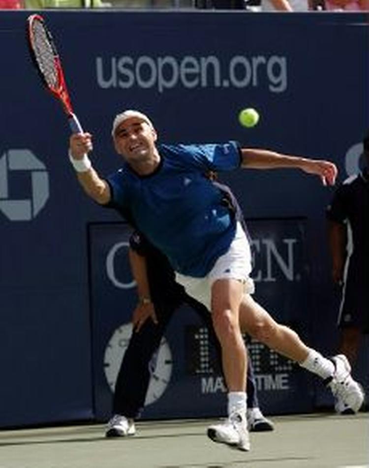 Andre Agassi måtte ud i to tiebreaks, men slog sin modstander i tre sæt. - Foto: AP 