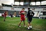 »Det ligger ikke til mig at blive nervøs«, siger Daniel Agger, og det er da rart at vide. Her træner han torsdag aften på Besiktas Inönü Stadion i Istanbul. - Foto: Martin Lehmann 