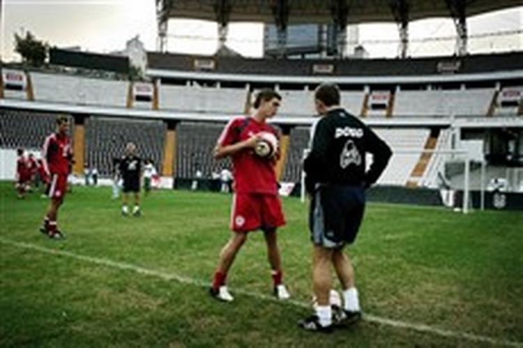 »Det ligger ikke til mig at blive nervøs«, siger Daniel Agger, og det er da rart at vide. Her træner han torsdag aften på Besiktas Inönü Stadion i Istanbul. - Foto: Martin Lehmann 