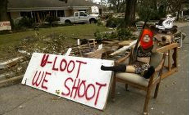 'Du plyndrer, vi skyder', hedder det på dette skilt. Nu får borgerne hjælp fra kampklare soldater til at bekæmpe de kriminelle bander i New Orleans. - Foto: AP 