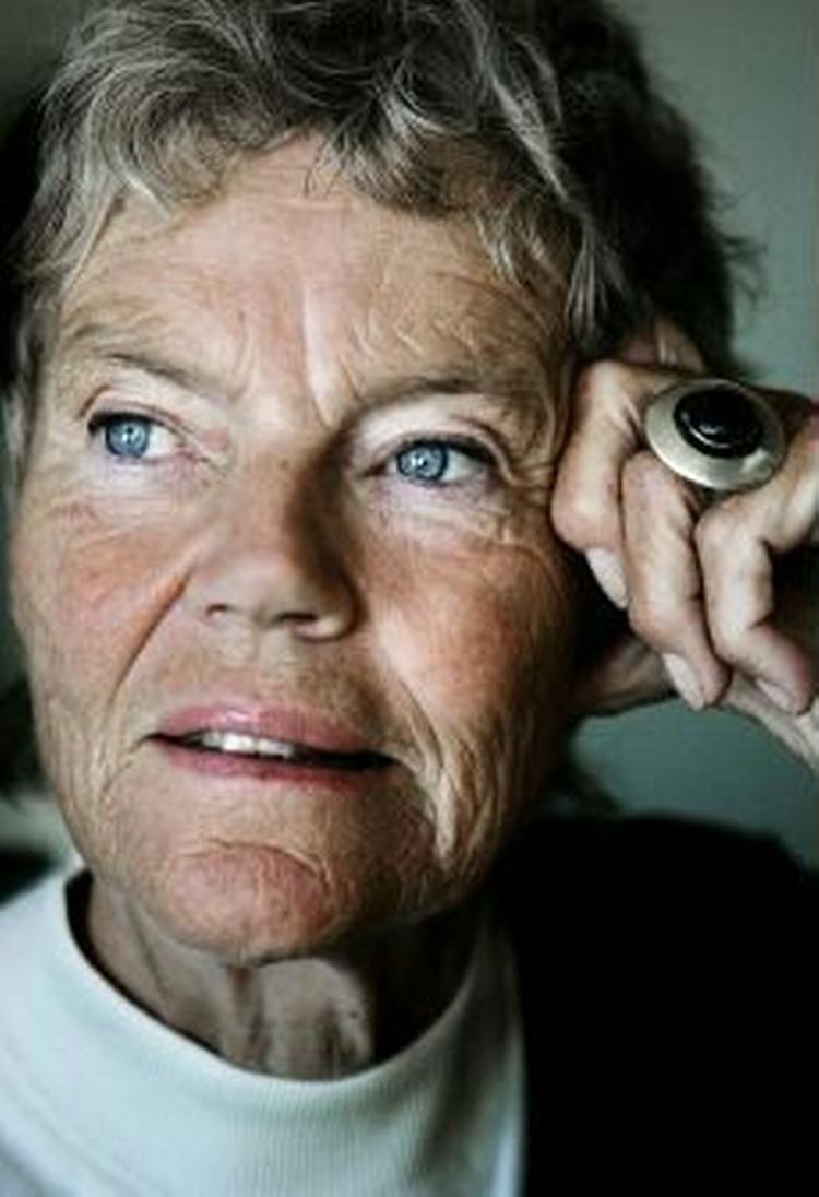 SAMLIV. »Efter 10 år med Henrik ville jeg have haft stof nok til resten af livet«, siger den nu 70-årige feminist Märta Tikkanen om den mand, hun både elskede og kæmpede med.   Foto: Mads Nissen 