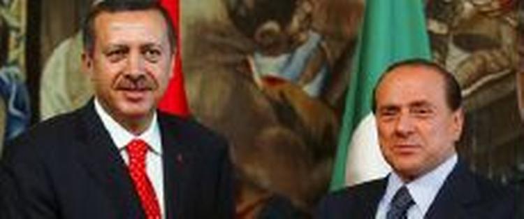 Den tyrkiske premierminister Erdogan diskuterede med EU's ministre, her Italiens SIlvio Berlusconi, om anerkendelse af Cypern - Foto: AP 