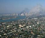 Et kig ud over New Orleans' forstæder fra en helikopterflyvning over katastrofeområdet. I baggrunden ses røg fra flere eksplosioner. - Foto: AP 