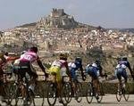 Feltet passerede slottet Morella på dagens etape på 212,5 km. fra Teruel til Vinarós:. - Foto: AP 
