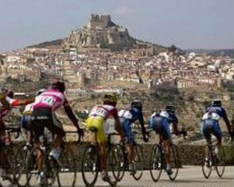 Feltet passerede slottet Morella på dagens etape på 212,5 km. fra Teruel til Vinarós:. - Foto: AP 