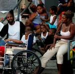En gruppe fattige sorte venter på hjælpen i centrum af New Orleans. - Foto: AP 