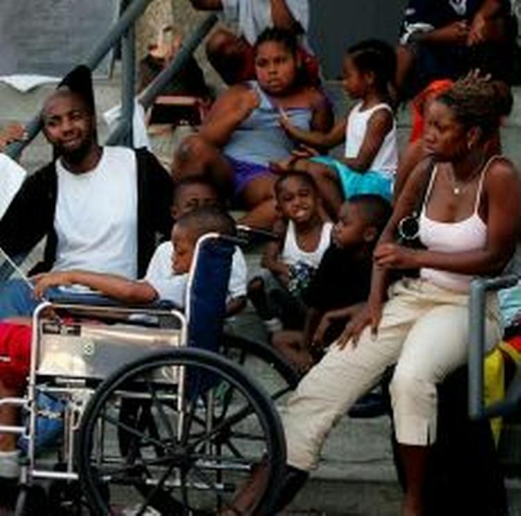 En gruppe fattige sorte venter på hjælpen i centrum af New Orleans. - Foto: AP 
