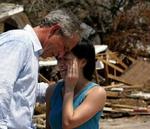 Bush trøster Kristine Nguyen, indbygger i Biloxi, på sin tur rundt i de ramte områder. - Foto: AP 