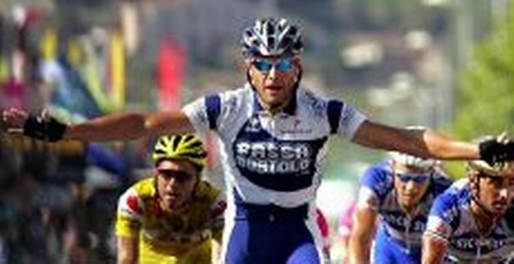 Alessandro Petacchi triller jublende over stregen i badebyen Lloret de Mar. - Foto: AP 
