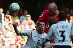 Wales' John Hartson når højest i et scoringsforsøg mod det engelske mål. - Foto: AP 