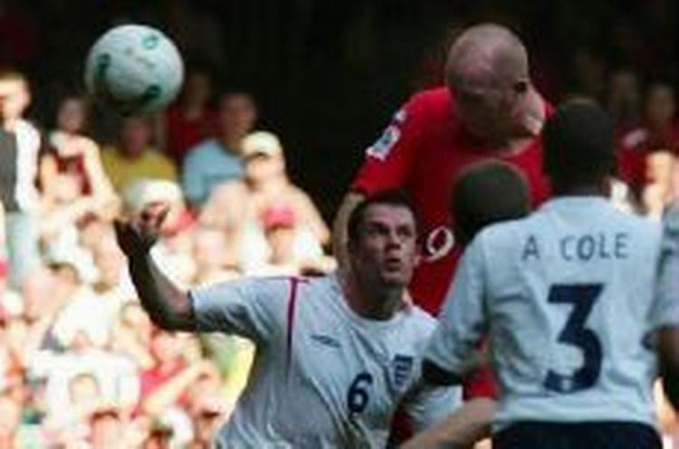 Wales' John Hartson når højest i et scoringsforsøg mod det engelske mål. - Foto: AP 