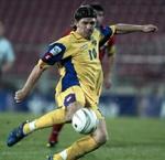 Andriy Voronin fra Ukraine forsøger sig med et skud. - Foto: AP 