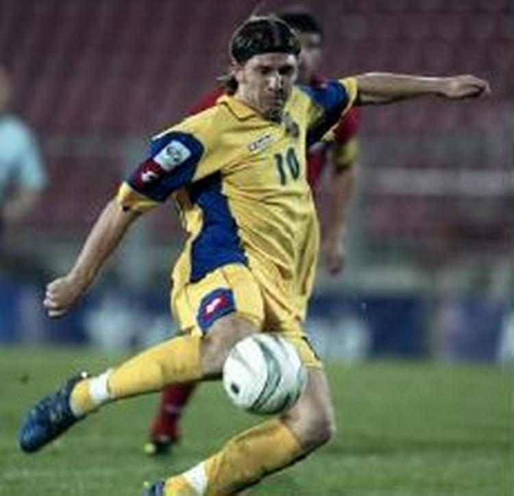 Andriy Voronin fra Ukraine forsøger sig med et skud. - Foto: AP 