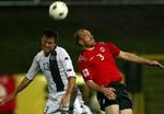 Norges Erik Hagen (th.) i luftduel med Sloveniens Anton Zolgar. - Foto: AP 