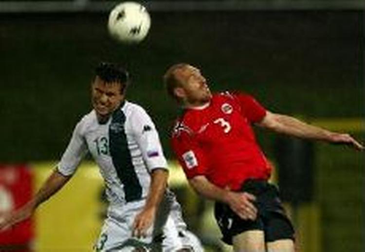 Norges Erik Hagen (th.) i luftduel med Sloveniens Anton Zolgar. - Foto: AP 