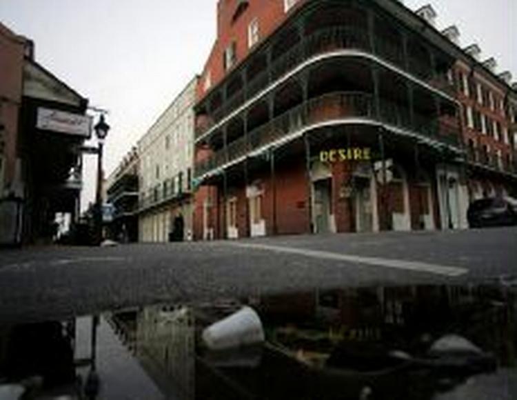 Stilheden sænker sig over spøgelsesbyen New Orleans, mens byen tømmes for overlevende. - Foto: AP 
